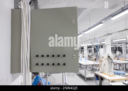 La puerta de un panel eléctrico con interruptores aparentes Foto de stock