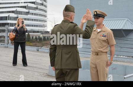 El ENC SW Mack Taylor asignado al buque patrullero de clase ciclón USS Chinook PC se