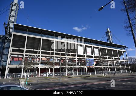 Colonia, Alemania. 28th de febrero de 2023. Crédito del estadio de fútbol RheinEnergie Stadion en el lado sur: Horst Galuschka/dpa/Alamy Live News Foto de stock