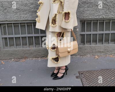 Fashion blogger street style outfit antes del desfile de Calcaterra durante  la semana de la moda de Milán otoño/invierno 2023/2024 Fotografía de stock  - Alamy