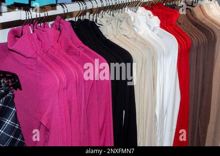 Colgadores en una tienda de ropa Fotografía de stock - Alamy