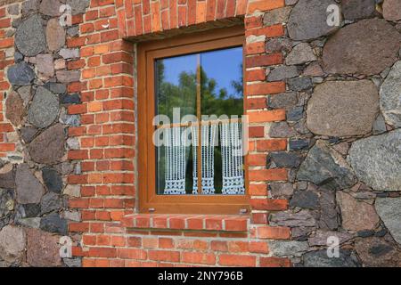 Una vieja ventana con jardín en el pueblo histórico de Ihlow, estado federal de Brandeburgo - Alemania Foto de stock