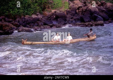 Turistas disfrutando de paseo en catamarán en el mar Arábigo en la playa de Kovalam cerca de Thiruvananthapuram, Kerala, India, Asia Foto de stock