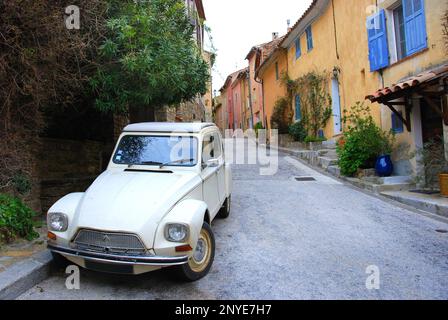 Dyane, coche vintage blanco en el sur de Francia Foto de stock