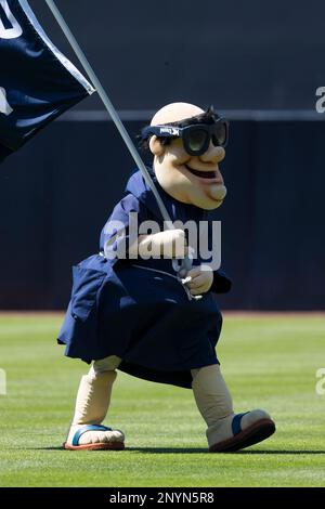 The San Diego Padres mascot, the Swinging Friar, prior to the game  Fotografía de noticias - Getty Images