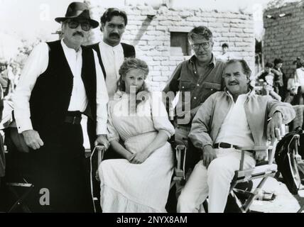 Los actores Gregory Peck, Jimmy Smits, Jane Fonda, el director de cine Luis Puenzo y el autor Carlos Fuentes en el rodaje de Old Gringo, EE.UU. 1989 Foto de stock