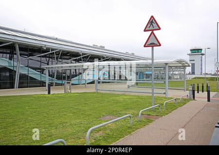 Exterior del edificio principal de la terminal en el aeropuerto Southend de Londres, Essex, Reino Unido. El aeropuerto parece desierto. Foto de stock