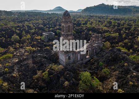 Iglesia sepultada por el volcán Paricutin, San Juan, México Fotografía de stock - Alamy Iglesia sepultada por el volcán Paricutin, San Juan, México Fotografía de stock - Alamy