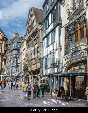 Edificios históricos que bordean la estrecha y empedrada Rue Saint-Romain en el centro medieval de Rouen, Normandía, Francia Foto de stock