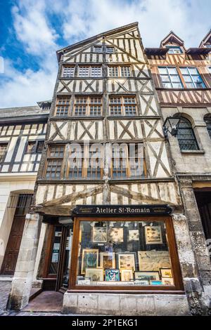 Edificios históricos que bordean la estrecha y empedrada Rue Saint-Romain en el centro medieval de Rouen, Normandía, Francia Foto de stock