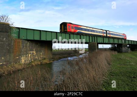Tren regional de East Midlands 158788 cerca de la ciudad de Whittlesey, Fenland, Cambridgeshire, Inglaterra Foto de stock