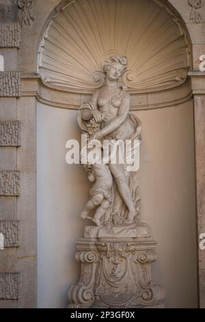 Detalle de la fuente de baño de ninfa (Nymphenbad) en el Palacio de Zwinger - Dresde, Sajonia, Alemania Foto de stock
