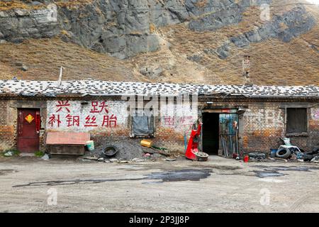 Taller de reparación de neumáticos. Montañas de Tien Shan, Región Autónoma de Xinjiang, China. Foto de stock