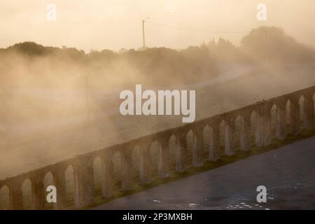 Acueducto Usseira construido en 1573 en niebla de la mañana, Óbidos, Región Central, Portugal, Europa Foto de stock