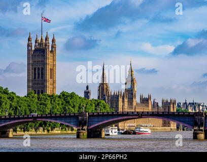 Vista sobre el río Támesis hacia el Palacio de Westminster, Londres, Inglaterra, Reino Unido, Europa Foto de stock