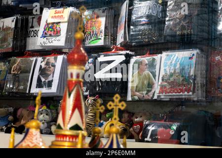 Moscú, Rusia. 7th de marzo de 2023 Camisetas en surtido con un signo 'Z' y el retrato del presidente Vladimir Putin en una tienda de recuerdos en la calle Nikolskaya en el centro de Moscú, Rusia Foto de stock