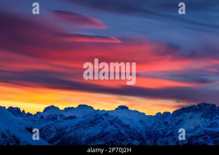 Imagen de unas espectaculares nubes de colores sobre el Monte Marmolada al atardecer en Cortina d'Ampezzo, Italia Foto de stock