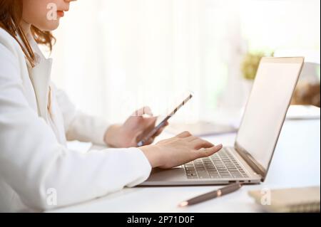 Mujer con gafas VR y bata de laboratorio sentado delante de la PC abierta  en un laboratorio de electrónica, Austria Fotografía de stock - Alamy