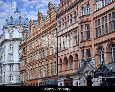 Fachadas de edificios ornamentados del siglo 19th en el distrito de Marylebone de Londres, incluyendo la sala de conciertos Wigmore Foto de stock