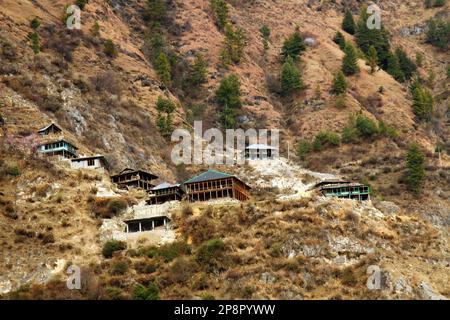 Primavera paisaje de montaña del Himalaya exterior, pueblo de montaña. Himachal Pradesh, India Foto de stock
