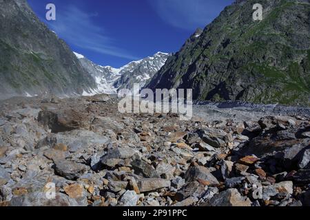 Vista del glaciar Miage y el macizo de Monte Bianco. Entrada al Mont Blanc. Ruta normal italiana. Ruta de Gouter. Foto de stock