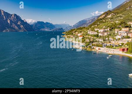 Vista desde el castillo de Scaliger en Malcesine y el lago de Garda, Malcesine, lago de Garda, Italia, Europa Foto de stock