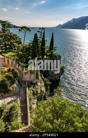 Vista desde el castillo de Scaliger en el lago de Garda, Malcesine, lago de Garda, Italia, Europa Foto de stock