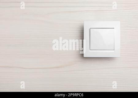 Interruptores de luz modernos sobre fondo blanco, primer plano Fotografía  de stock - Alamy