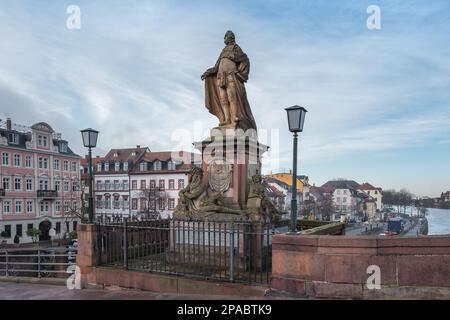 Charles Theodore Conde Palatino de la estatua del Rin (Karl Theodor von der Pfalz) en el Puente Viejo (Alte Brucke) - Heidelberg, Alemania Foto de stock