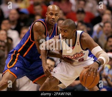 Los Angeles Clippers' Cuttino Mobley (L) drives against Houston Rockets' Stromile  Swift during the second quarter of their NBA game in Los Angeles on  February 14, 2006. The Rockets defeated the Clippers128-97. (
