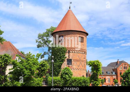 La antigua torre Amts de Lübz con el ayuntamiento de fondo, Mecklemburgo Pomerania Occidental, Alemania Foto de stock