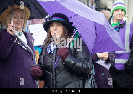 Las mujeres de WASPI-Mujeres contra la Desigualdad de Pensiones del Estado-protestaron contra el cambio en la edad de jubilación. Crédito: Sinai Noor/Alamy Foto de archivo Foto de stock
