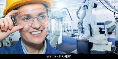 Retrato de ingeniero de mujer en casco y anteojos sobre un fondo de robots en fábrica inteligente Foto de stock