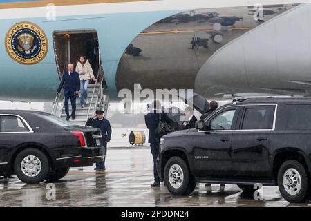 Los Ángeles, Estados Unidos. 14th de marzo de 2023. El presidente Joe Biden llega al Aeropuerto Internacional de Los Ángeles. Crédito: SOPA Images Limited/Alamy Live News Foto de stock