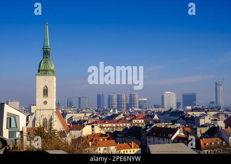 Vista desde el castillo de la ciudad vieja con St. Catedral de Martins, Bratislava, Bratislava, Eslovaquia Foto de stock