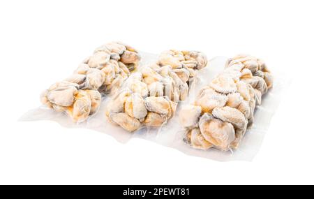 Mejillones congelados envasados aislados, almejas sin cáscara, mejillones  pelados congelados, carne de mejillones fríos, mariscos helados, Mariscos  cocidos sobre fondo blanco Vista superior Fotografía de stock - Alamy