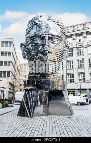 Cabeza giratoria Kafka. Una escultura giratoria de Franz Kafka creada por David Cerny instalada al aire libre en el centro de Praga Foto de stock