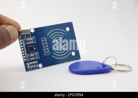 Módulo lector RFID y etiqueta RFID sobre un fondo blanco Foto de stock