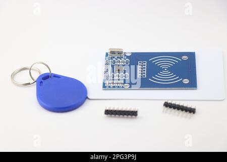 Sensor de chip RFID con su etiqueta de llave y pines para soldar en la placa Foto de stock