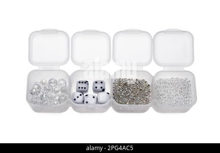 Organizador de plástico con diferentes cuentas aisladas en blanco Foto de stock