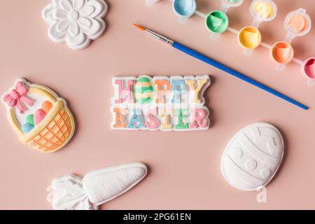 Figuras de Pascua hechas de yeso con pinturas, el concepto de manualidades  infantiles para Pascua Fotografía de stock - Alamy
