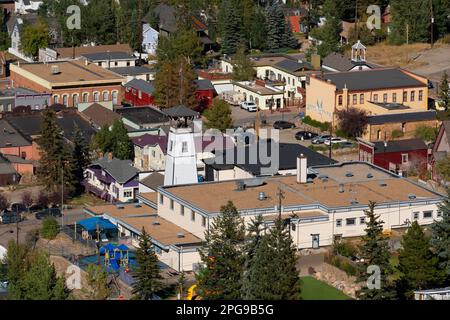 GEORGETOWN, COLORADO - 2021 DE SEPTIEMBRE: Una vista desde el lado de la montaña de la gente disfrutando de un día de otoño en esta ciudad histórica. Foto de stock