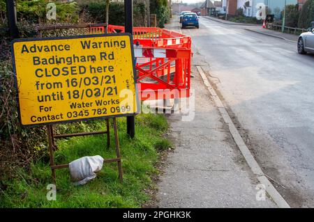 Señal amarilla de advertencia en una ciudad de mercado de Suffolk que advierte de un inminente cierre de carretera Foto de stock