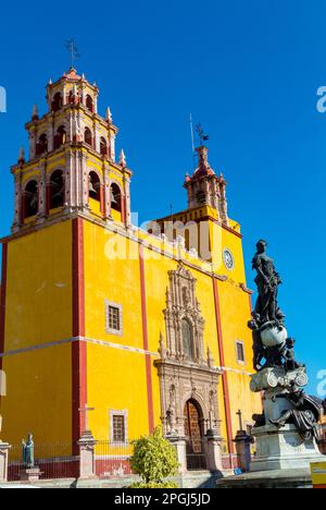 Guanajuato, Guanajuato, México, Basilica de Nuestra Señora de Guanajuato at a plaza de la paz Foto de stock