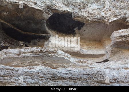 Cueva Monasterio en Tipova Moldavia parte interior . Antigua formación del lado de la roca Foto de stock