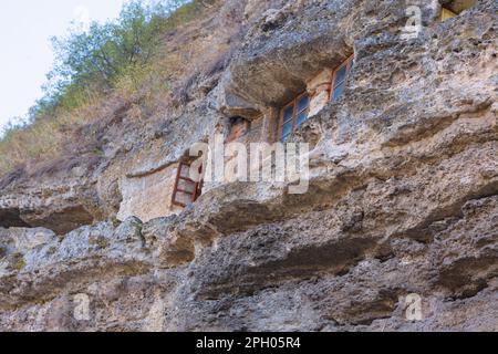 Tipova Moldavia Cueva Monasterio . Monasterio en el lado rocoso en Moldavia Foto de stock