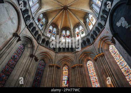 Vidrieras en el ábside de la catedral de Saint Maurice, en Vienne (Isere, Francia) Foto de stock