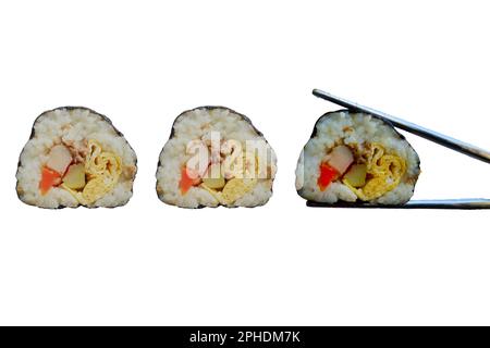 Kimbap o gimbap es un rollo coreano Gimbap (kimbob) hecho de arroz blanco al vapor (bap) y varios otros ingredientes, kimbab y palillo Foto de stock