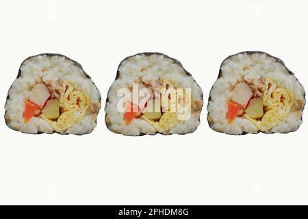 El kimbap o gimbap es un rollo coreano Gimbap (kimbob) hecho de arroz blanco al vapor (bap) y varios otros ingredientes. aislado sobre fondo blanco Foto de stock