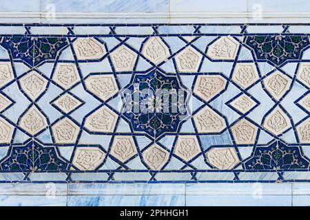La mezquita Bibi-Khanym forma parte de coloridos mosaicos, Samarcanda, Uzbekistán Foto de stock